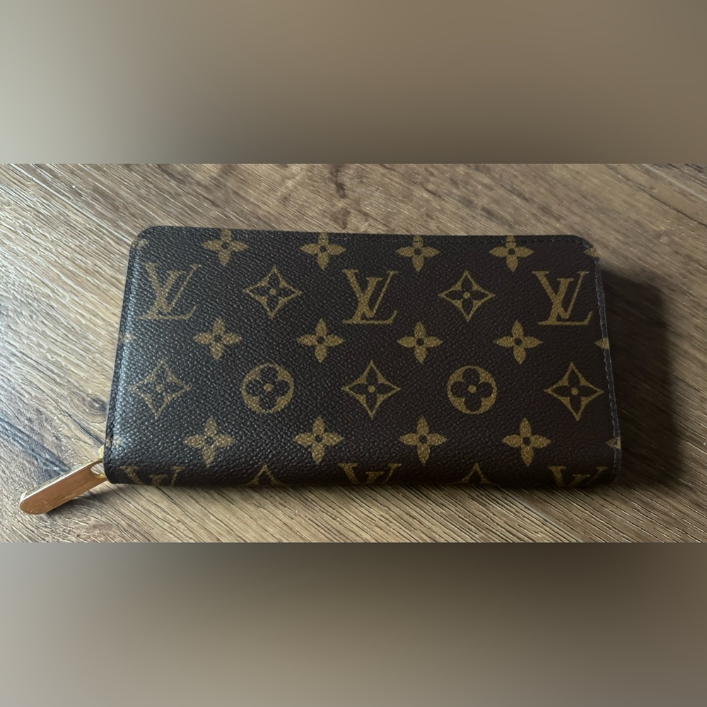 LOUIS VUITTON-AUTHENTIC (Preowned) Signature Coated Canvas Wallet - Picture 3 of 17